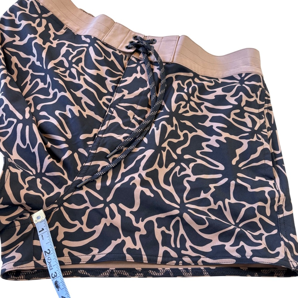 Prana Womens Floral Print Athletic Shorts Zipper Pocket Large No Liner Tan Black - Picture 7 of 8